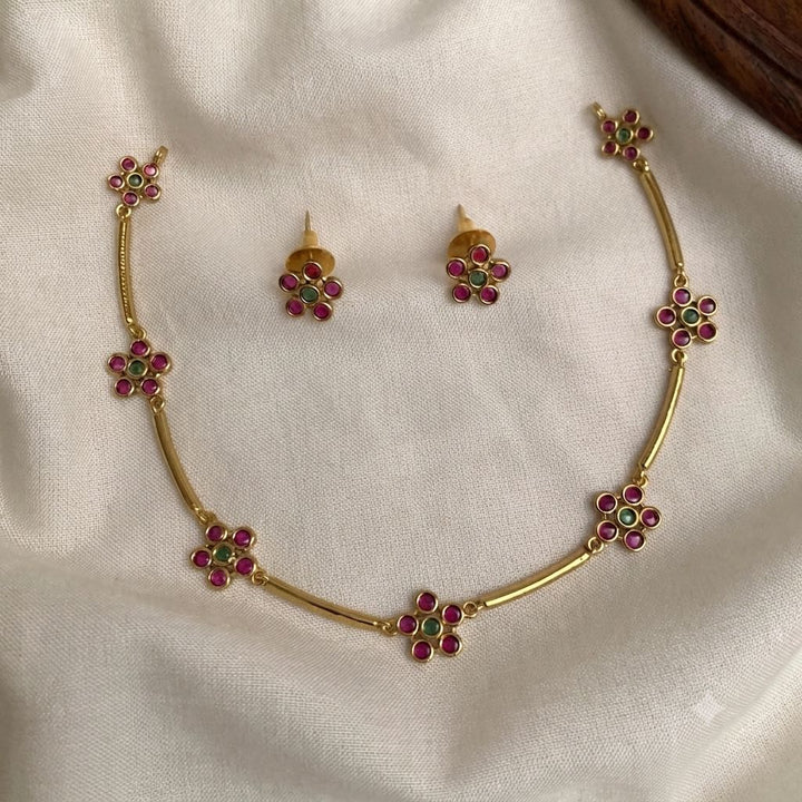 Delicate Floral Kemp Short Necklace — Multi