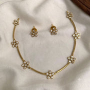 Delicate Floral Kemp Short Necklace — White
