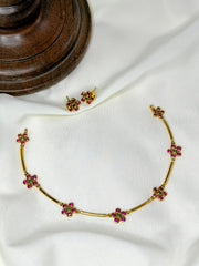 Delicate Floral Kemp Short Necklace