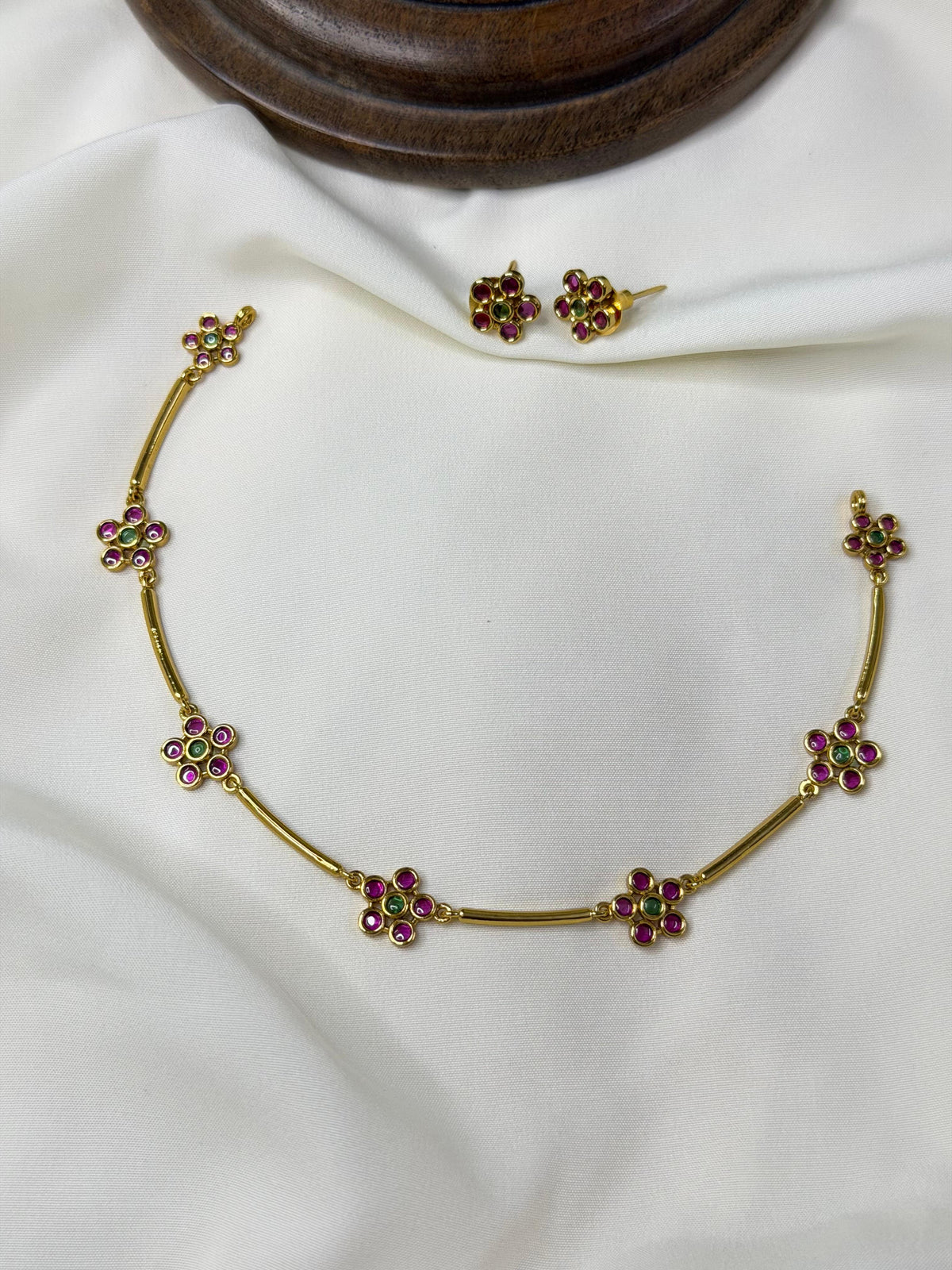 Delicate Floral Kemp Short Necklace