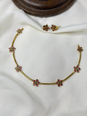 Delicate Floral Kemp Short Necklace