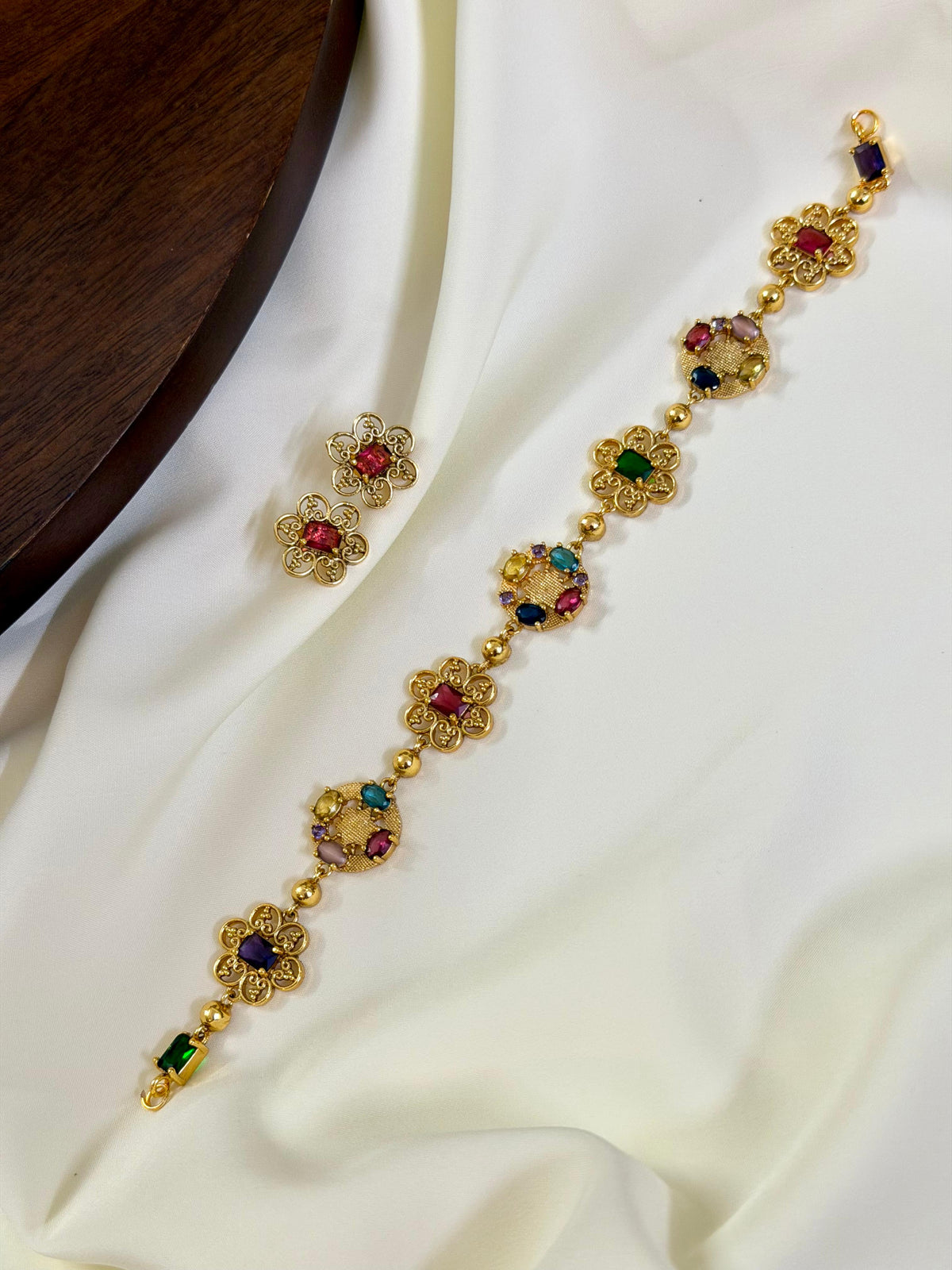 Gulmohar Navaratna Choker