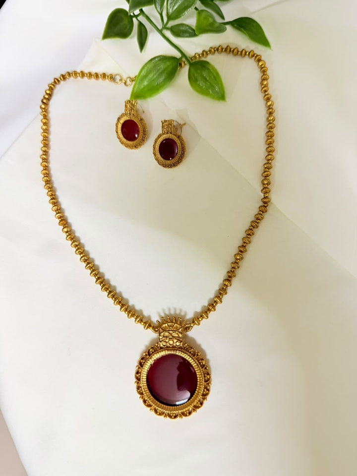 Round Pendant With Chain
