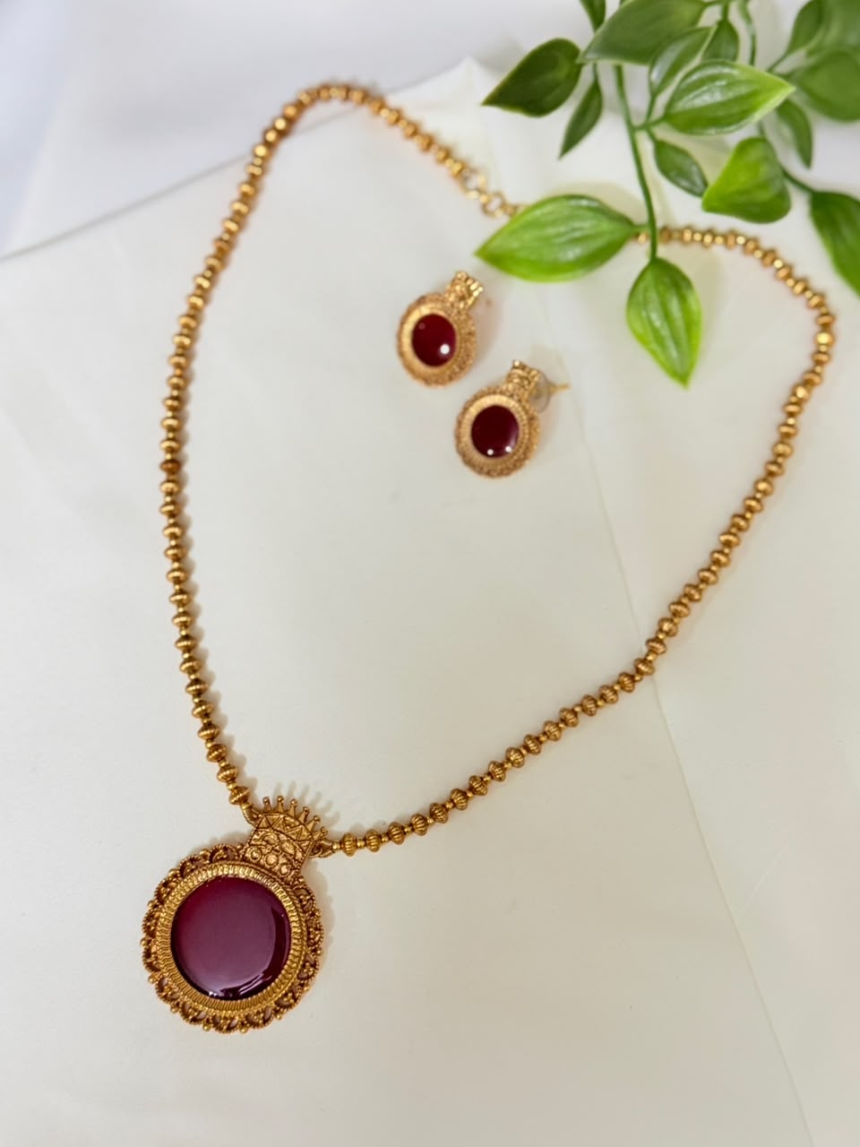Round Pendant With Chain