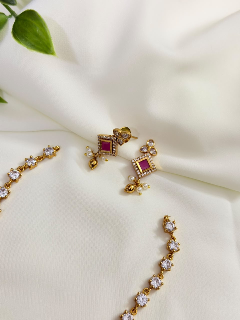 Cubic Zirconia Ruby Neckpiece With White Stones And Pearls — Red