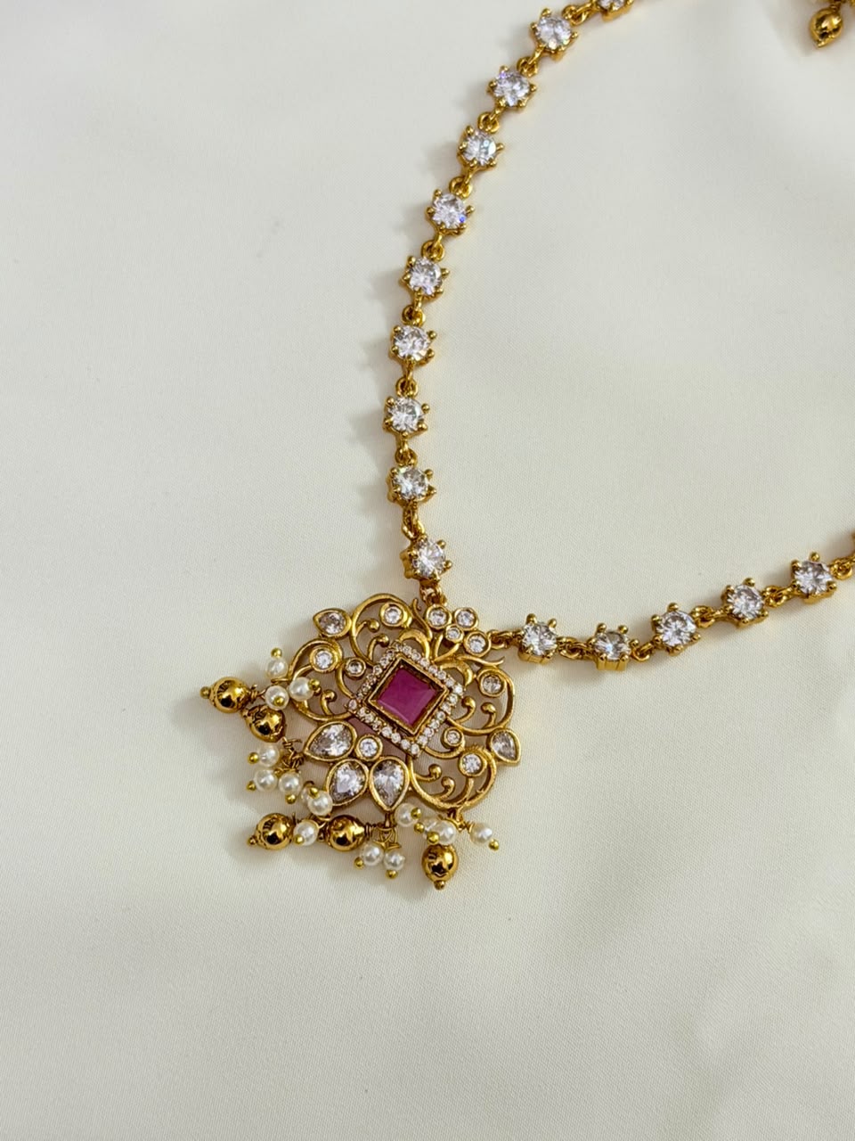 Cubic Zirconia Ruby Neckpiece With White Stones And Pearls