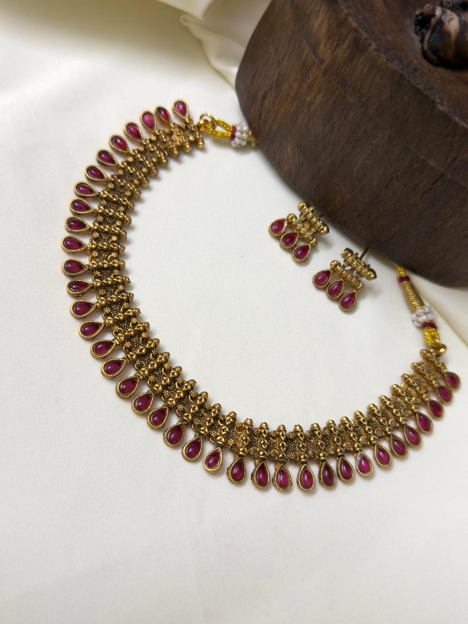 Simple Red Neckpiece